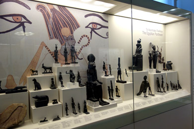au muse national archologique vitrine egyptienne